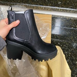 NEW Black Chunky Boots Size 8 from Urban Outfitters Chloe Chelsea Boot